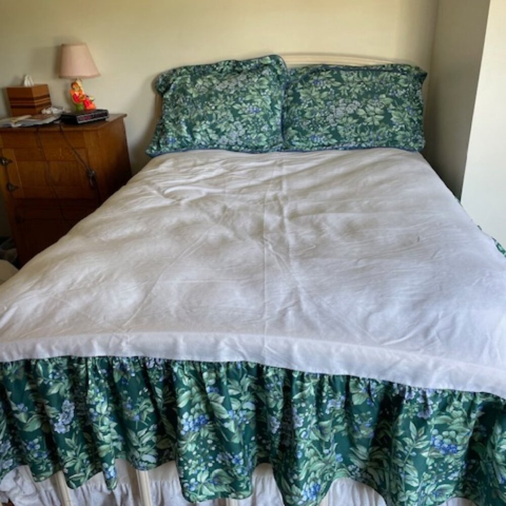 LAURA ASHLEY Bramble Berry Double Dust Cover & 2 Standard Pillow Shams